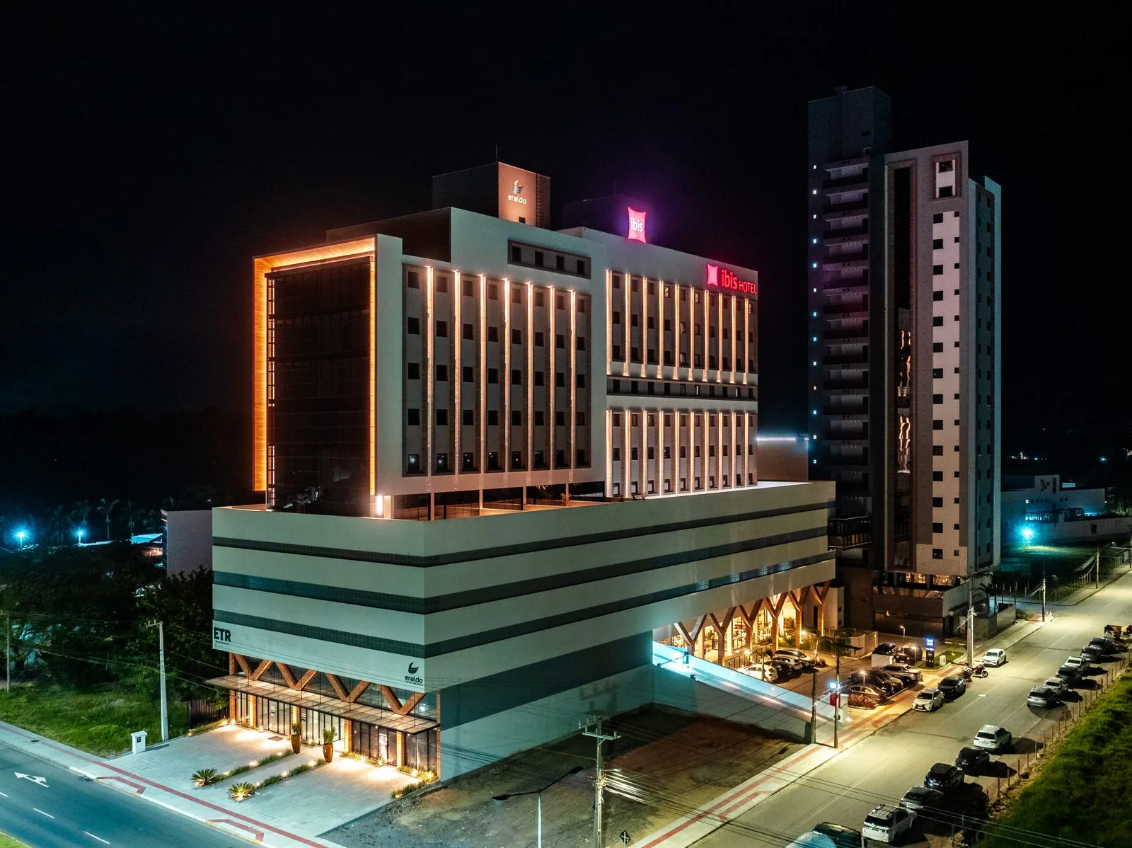 ETR Business — Fachada noite