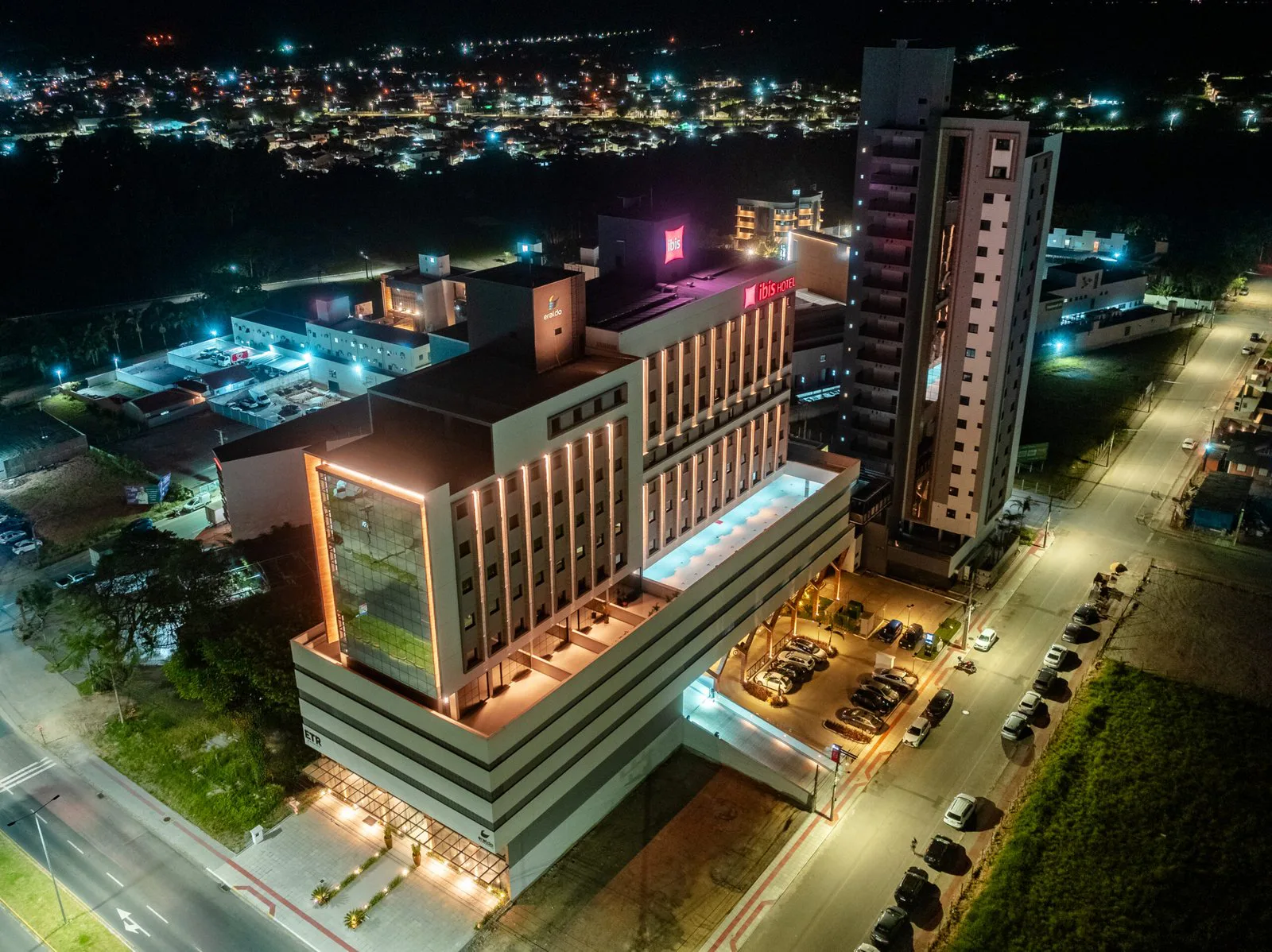 ETR Business — Fachada noite