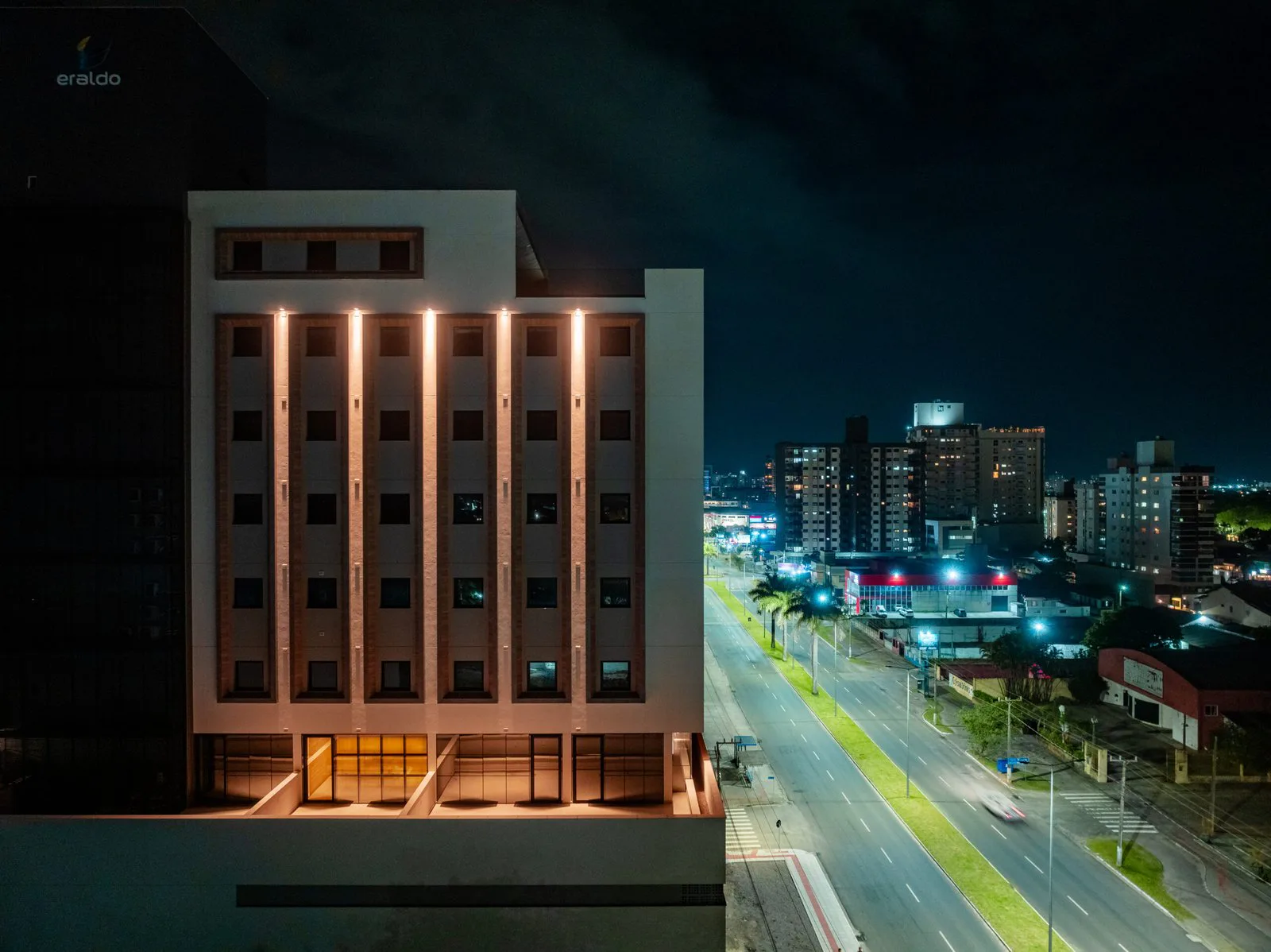 ETR Business — Fachada noite