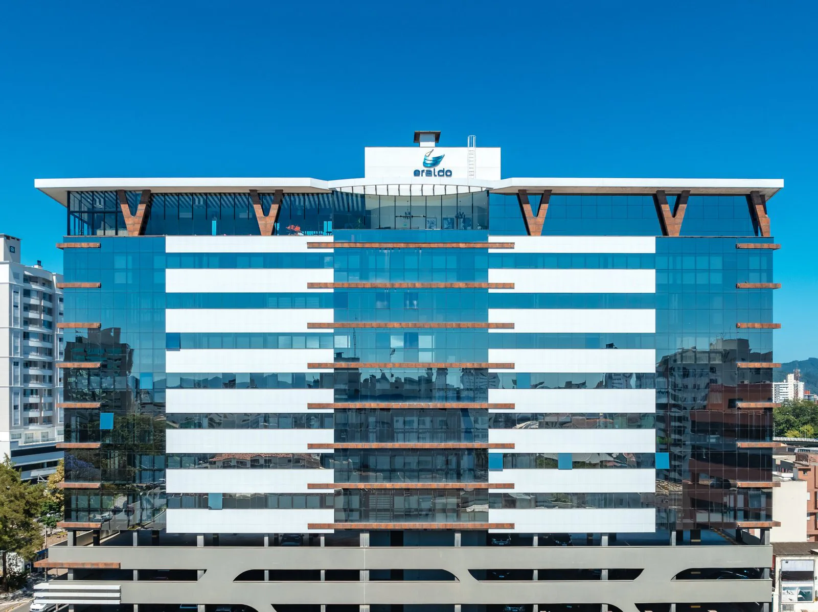Seven Business Center — Fachada lateral