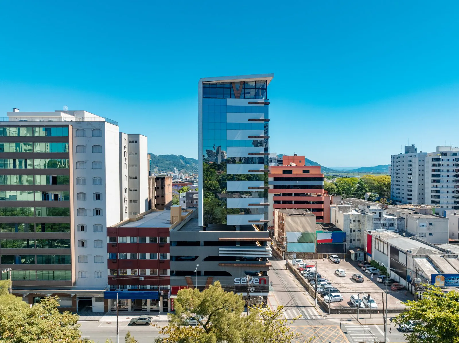 Seven Business Center — Fachada frontal